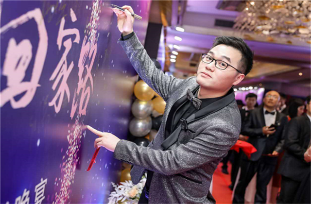 【高光“疫”事】勇敢逆行的特殊“网约车”——304am永利集团90后，用信念打通生命运输线